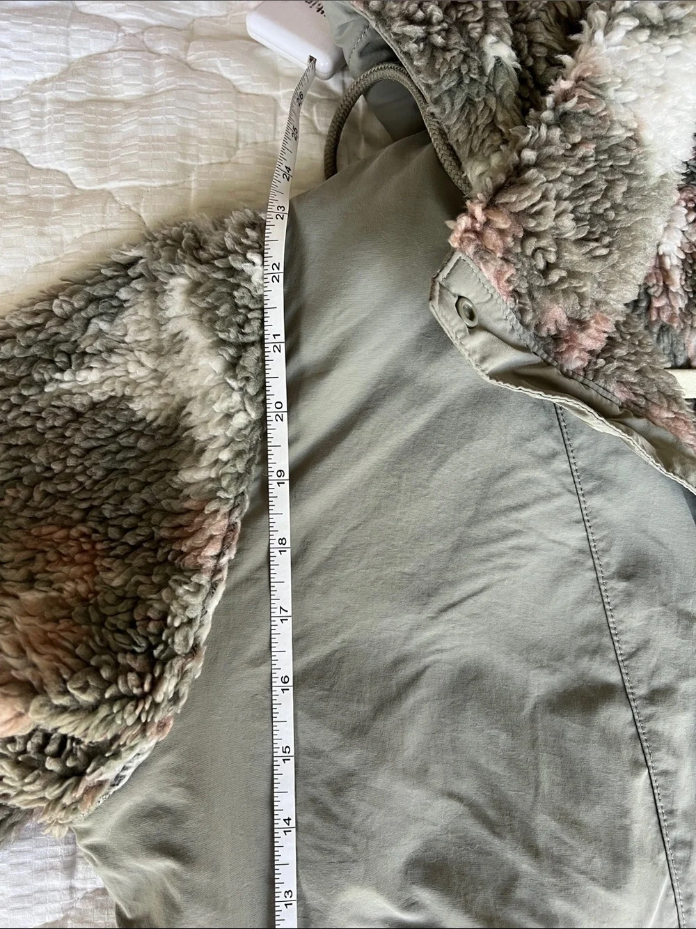 Patagonia Olive Green, Pink and Cream Fleece Pullover Jacket - Picture 6 of 6
